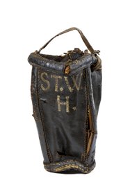 Handgefertigter Löscheimer aus Leder mit weißer Aufschrift "ST.W.H."