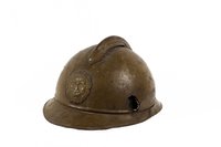 Französischer Helm aus dem 1. Weltkrieg mit plastisch gestanztem Löwen