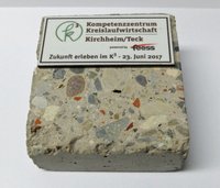 Betonklotz mit Recycling Zuschlagstoffen zur Eröffnung des "Kompetenzzentrum Kreislaufwirtschaft Kirchheim"