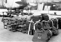 Schlitten und Säcke mit Ausrüstungsgegenständen liegen in der Luftschiffhalle Friedrichshafen zum Verladen bereit.