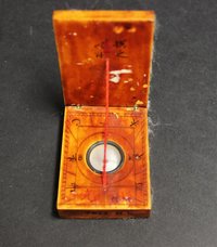 Chinesische Taschensonnenuhr mit Fadenzeiger und Kompass