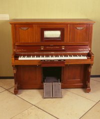 Pianino von Schiedmayer mit einer Hupfeld Phonola