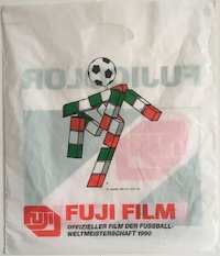 Einkaufstüte: „Fuji Film Offizieller Film der Fussball-Weltmeisterschaft 1990“