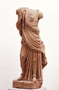 Statue der Minerva mit Inschriftenfragment
