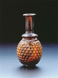 Flasche in Form einer stilisierten Weintraube