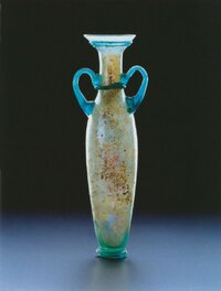 Amphora (unten spitz zulaufendes Gefäß mit hohen Henkeln und hohem Hals)
