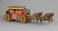 Hölzerner Reisewagen mit vier Pferden in einer Spanschachtel
