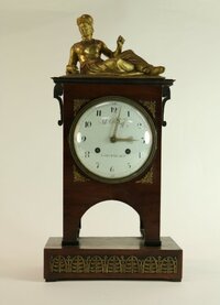 Zimmer-Uhr aus Mahagoni mit Bronzebeschlägen und vergoldeter weiblicher Figur als Aufsatz