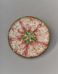 Flacher Teller mit rosa-grünem Blumendekor