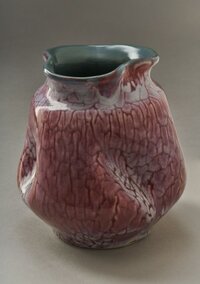 Bauchige Vase mit unregelmäßig ausgezogenem Rand