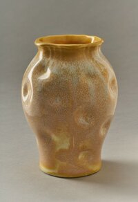 Birnförmige Vase mit kleinen Eindrücken
