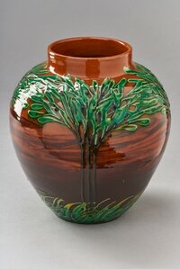Bauchige Vase mit gestalteter Baumreihe auf Grasboden