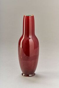 Kleine Vase mit roter Scharffeuerbrandglasur