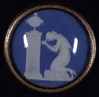 Schildpattdose mit weiß-blauer antikisierender Darstellung
