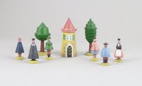 Gedrechseltes Holzspielzeug mit sechs Figuren, einem Turm und zwei Bäumen