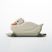 Hölzerne Ente auf einem vierrädrigen Wagen