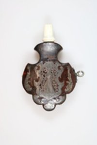 Pulverhorn in Kartuschenform mit gravierter Silbereinlage