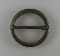 Kreisrunde Gürtelschnalle aus Bronze mit Dorn