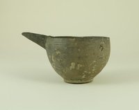 Kugelige Schale aus Keramik mit schnabelförmigem Ausguss