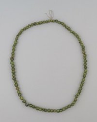 Perlenkette aus 87 unregelmäßigen gelb-grünen Perlen