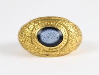 Goldener Ring mit ziseliertem Federmuster
