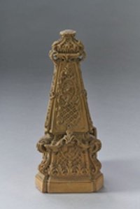 Ofenmodell in Form eines dreiseitigen Obelisken