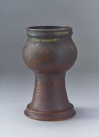 Vase mit Schale auf aufsteigendem Rand