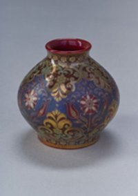 Kuglige Vase mit Eosinglasur über orientalisierender Volkskunst
