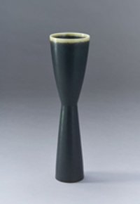 Dunkelgrüne Vase leichtgespränkelt