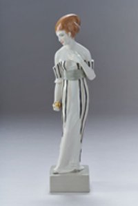 Elegant gekleidete weibliche Porzellanfigur