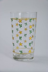 Glas mit floraler Verzierung