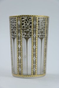 Trinkglas mit goldenem und schwarzbraunem Dekor