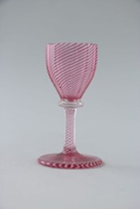 Stengelglas mit Rubin- und Milchglasfäden