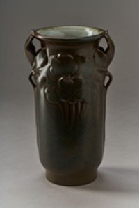 Braune Vase mit erhabenem Blattwerk