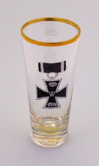 Trinkglas mit Eisernem Kreuz als Dekor