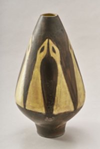 Vase in Keulenform mit Vogelhälsen-Dekor