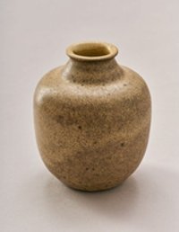 Kleine runde Vase mit verjüngtem Hals