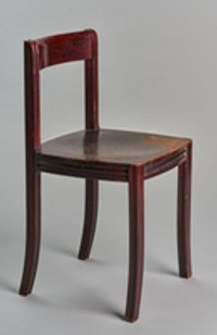 Kleiner Stuhl aus Holz