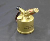 Schnapsflasche in Form einer Lötlampe