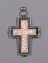 Kreuz aus Email mit umlaufendem silbernen Vierkantstab