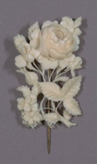 Elfenbeinbrosche aus Rosen und Blättern