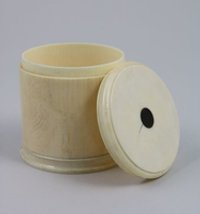 Zylindrische Büchse mit profiliertem Fuss und Deckel
