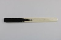 Falzmesser aus Elfenbein mit schwarzem Griff