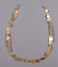Halskette mit Perlen und Goldblättchen