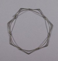 Halskette in Form eines niederen Dreiecks