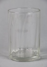 Zylinderförmiges Trinkglas mit Längsrillen