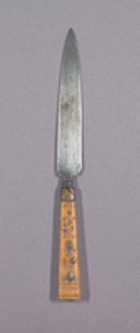 Messer mit Beingriff und Ziernägel aus Messing
