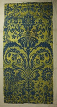 Gewebte Tapete mit blauem Palmettenstrauß, Ranken und Blüten auf gelbem Grund