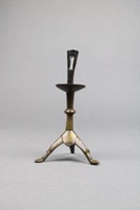 Bronzeleuchter mit drei vierkantigen Beinen
