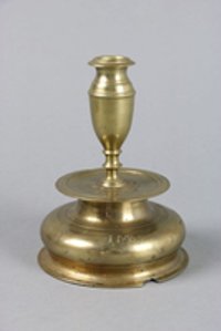 Glockenleuchter mit vasenförmigem Behälter